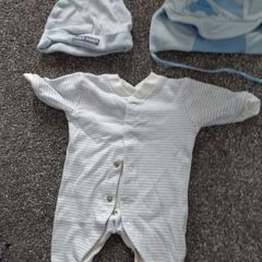 Newborn 0/3 hats  and body suit