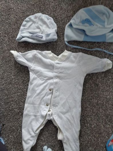 Newborn 0/3 hats  and body suit
