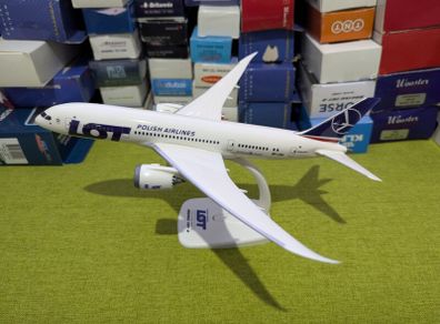 LOT 1:200 scale model airplane, Boeing 787 Dreamliner aircraft