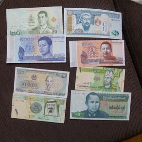 Lot of 8 Uncirculated World Banknotes.No 3.
