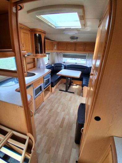 Hobby twin axle fixed bed with walk in bathroom