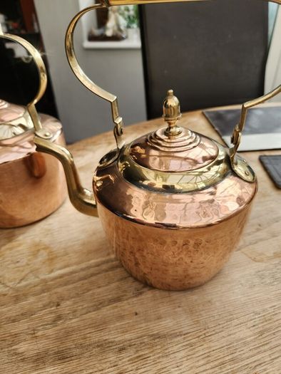 Two antique polished kettles in brass and copper. Stunning.