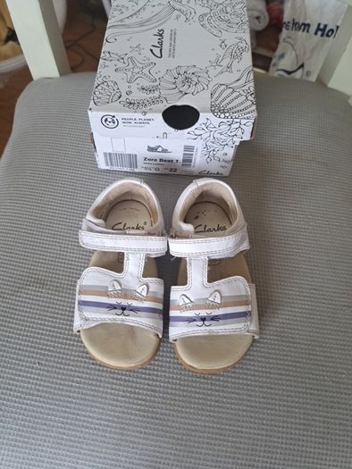 Clarks girl sandles 5.5G