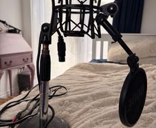 RODE (Mic) shock-mount with shield + stand + cable
