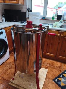 Honey extractor