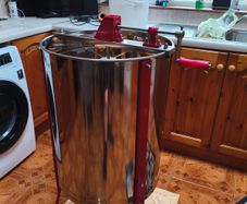 Honey extractor