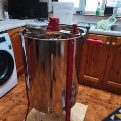 Honey extractor