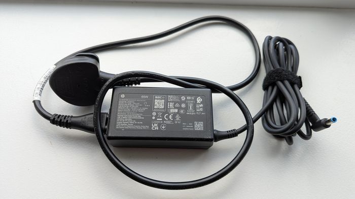 HP 65W Laptop charger DC OUTPUT ROUND PIN port uk Ireland plug - mint condition