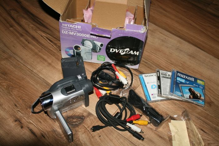Hitachi DZ-MV3000E PAL DVD and DS  Video Camcorder 10x Optical Zoom 240x Digital Tested & Working.