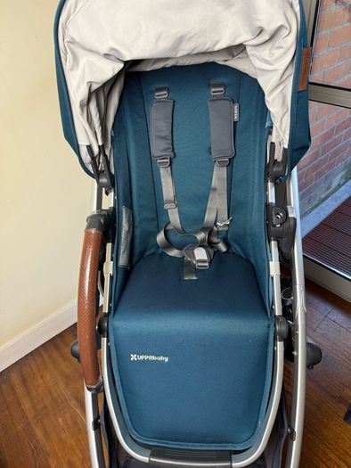 Uppababy Vista Finn V2 maxi cosy car seat with isofix rotating