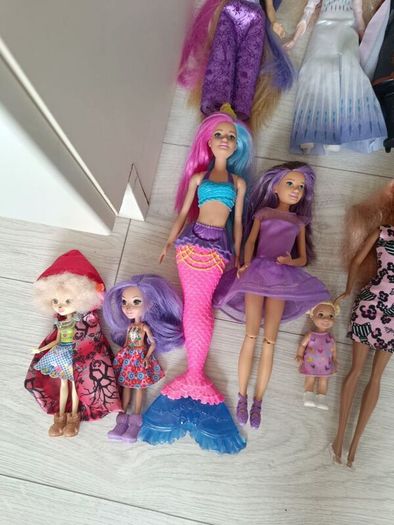 barbie house + dolls + accessories