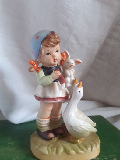 Vintage 1950s Porcelain girl figuerine.