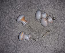 wooden knob x4 (painted)
