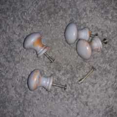 wooden knob x4 (painted)