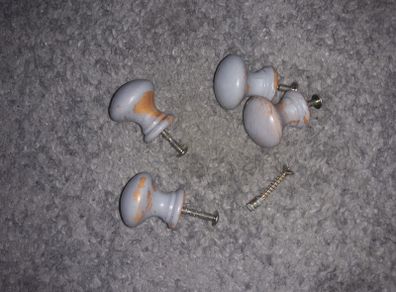 wooden knob x4 (painted)
