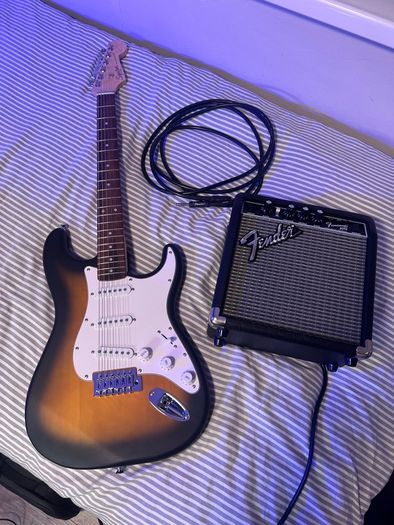 squire by fender debut Stratocaster in 2 tone sun burst with fender amp