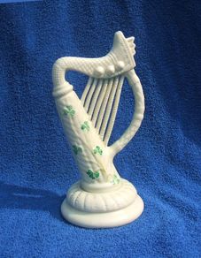 BELLEEK SHAMROCKS HARP (6th mark) - a vintage & decorative Belleek freestanding harp (1960's / 1970's)