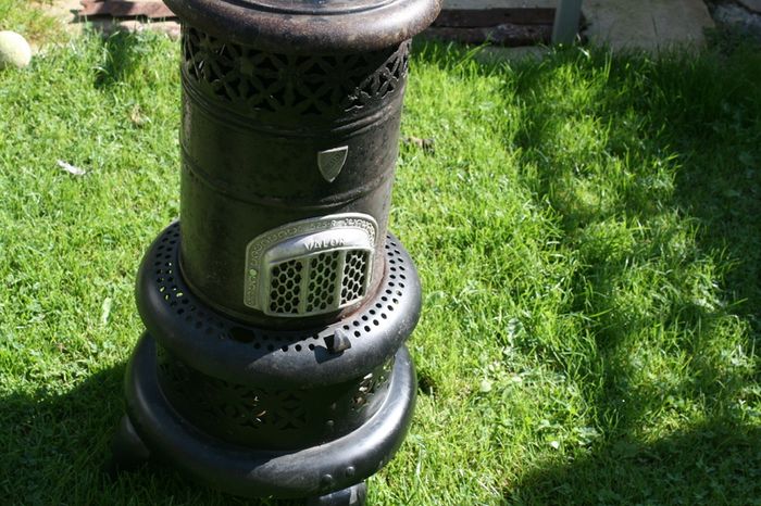Vintage Valor 525r Paraffin Heater Bargeware Design (in working order)