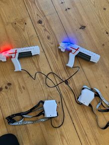 2 laser tag guns