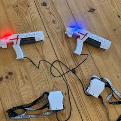 2 laser tag guns