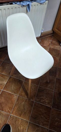 Extenable kitchen Table and four chairs