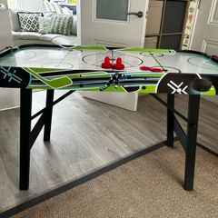 Air hockey table