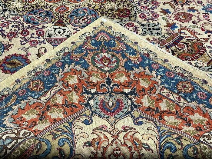 P.ersian Kasmir Rug (KaSig) ( 3.90 x 3.05cm)