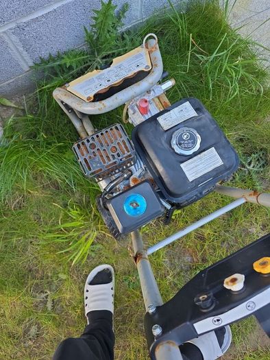 powerwasher for parts or repair /fuel is leaking from the tank /