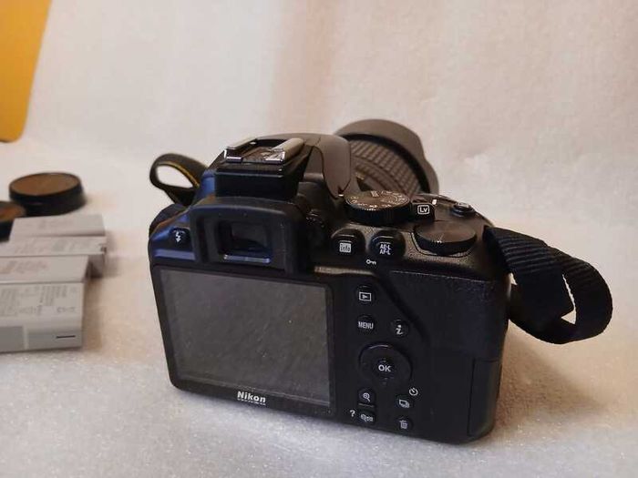 Nikon D3500, 4 EN-EL14a bateries, 18-105mm lens