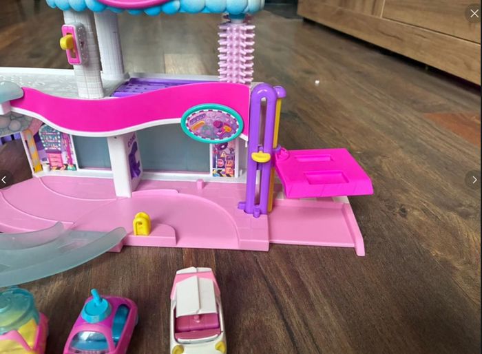 Cutie cars and 2 buildings QT