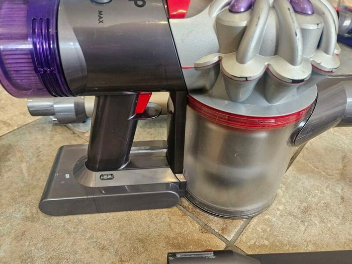 Dyson V8