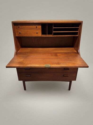 Early Borge Mogensen Model 145 Bureau in Teak and Oak