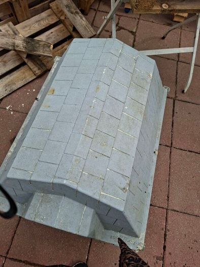 medium dog box, outdoor