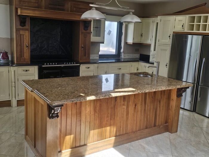 Luxury in-frame kitchen with granite worktops
