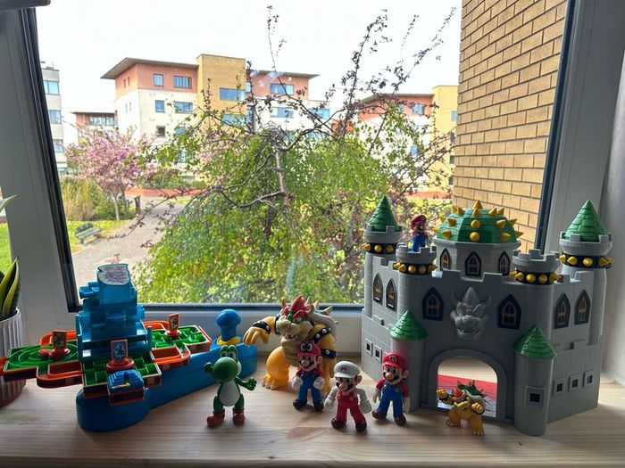 Super Mario Action Figures, Bowser's Castle and Maze Game