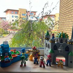 Super Mario Action Figures, Bowser's Castle and Maze Game