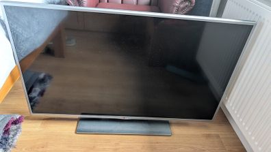 LG TV 42inch (+wall bracket)