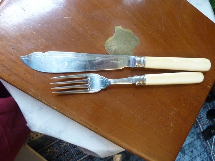 Antique Walker and Hall Silver Plate Fish Knives and Forks. Set of 6 in Fitted Wooden Box