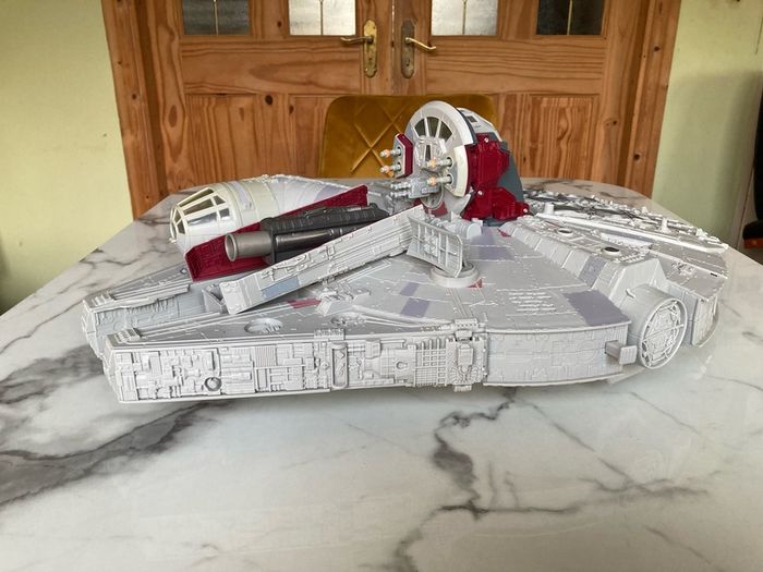Star Wars Episode VII, VIII, IX Deluxe Battle Action Millennium Falcon