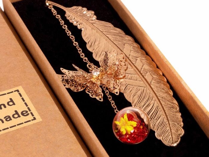 Toirxarn Metal Feather Bookmark Xmas Gift Christmas Present for Women Mum Ladies Her Girl Grandma Teacher Sister Wife MULTIPLE COLOURS AVAILABLE (FREE POSTAGE)