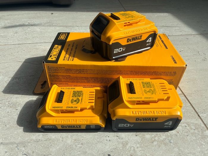 dewalt 18v / 20 volt battery set 4Ah and 2Ah
