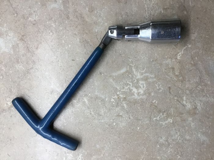 Sparkplug removal tool