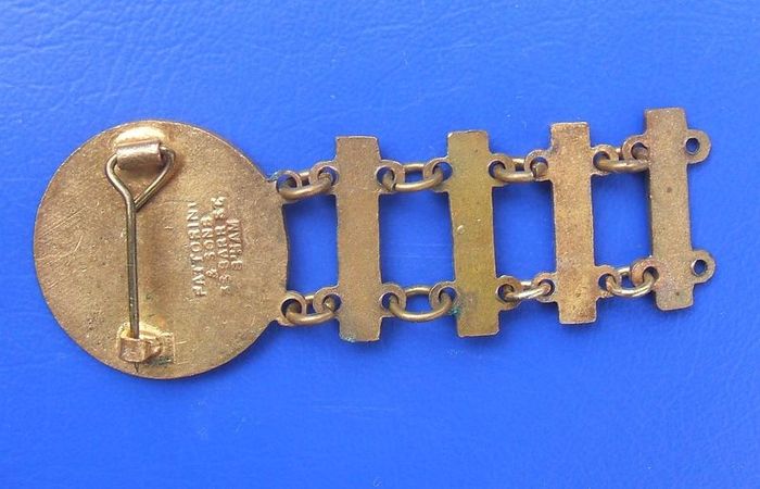 OXFORDSHIRE ROAD SAFETY LEAGUE (child's road safety courses) - award badge with 4 bars (1960's). Rare with added bars.