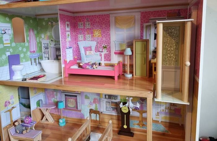 KidKraft Dolls House & Furniture