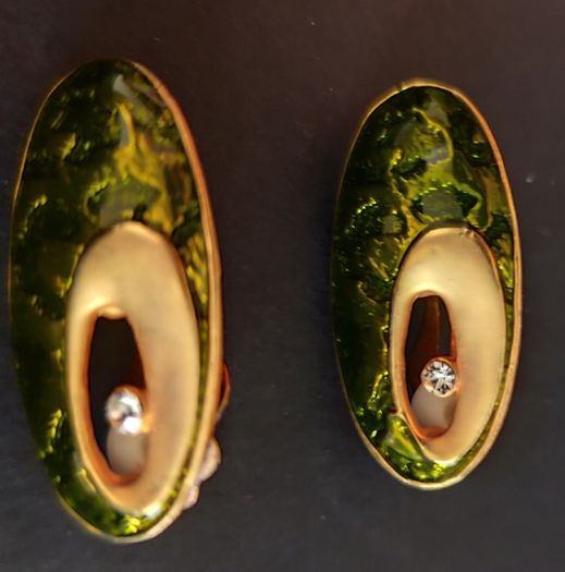 Vintage 1990s clip on earrings