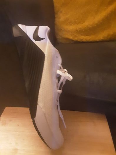 Trainer's ... ODDMENT  .... ONE Right Foot NIKE Metcon 5 White Black . . (Not a Joke) .. Size: 8.5 UK .. 43 EU .. Price Drop