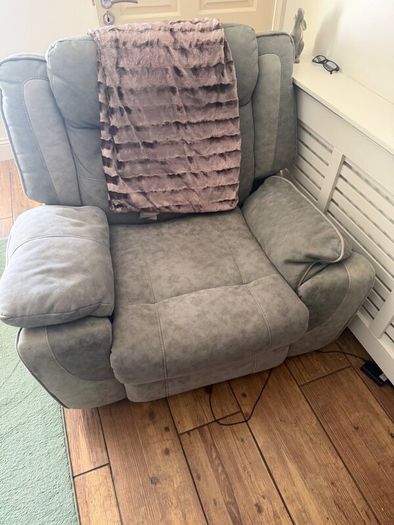 Couch and 2 side chairs one electric recliner