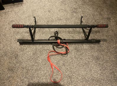 Pull up bar with resistance straps