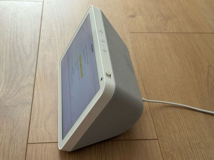 Amazon Echo Show 8 (Glacier White) in Excellent Condition