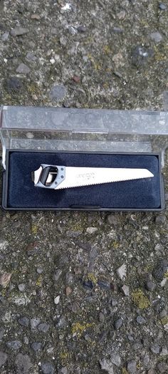 Vintage jewelry is sold individually for 5 to 10 euros